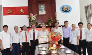 Bí thư Thành ủy TP. Hồ Chí Minh Nguyễn Văn Nên trao Huy hiệu 55 năm tuổi đảng cho đồng chí Huỳnh Đảm